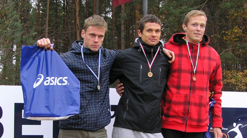 Absolūti ātrākie 8 km distancē: Indulis Bikše (no kreisās), Dmitrijs Serjogins un Reinis Hartmanis
Foto: Inesis Babāns