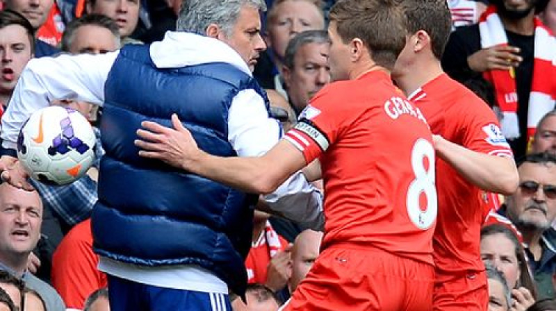 Žuzē Mourinju un Stīvens Džerārds iepriekšējā spēlē "Anfield" stadionā
Foto: AFP/Scanpix