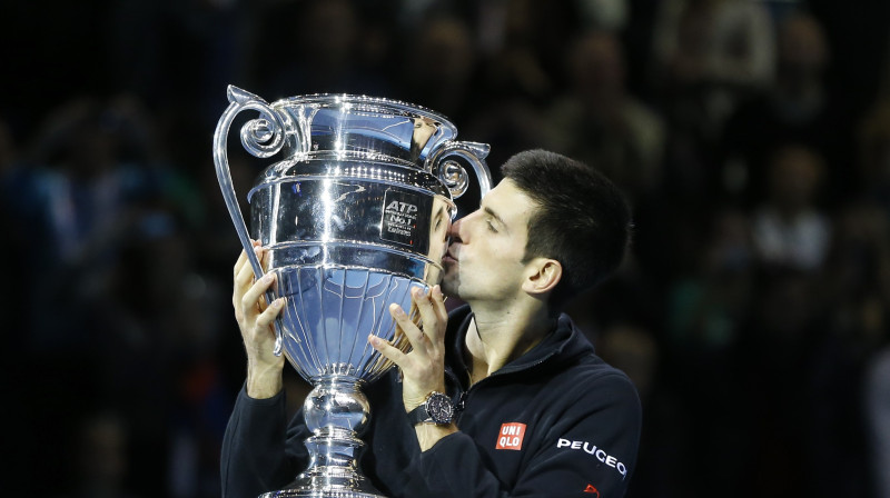Novaks Džokovičs ar sezonas beigu ranga 1. vietas ieguvēja trofeju
Foto: AP/Scanpix
