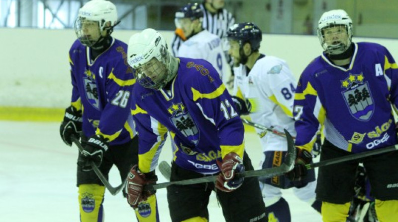 Ogrēniešiem steidz palīgā U18 izlases aizsargs Eduards Hugo Jansons 
Foto: Ritvars Raits, HK "Ogre Juniors"