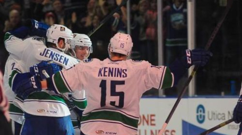 Ronalds Ķēniņš ar komandas biedriem atzīmē vārtu guvumu
Foto: Utica Comets