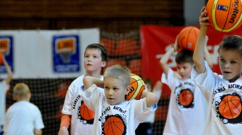 "Basketbols aicina" nodarbība Talsos.
Foto: Romualds Vambuts