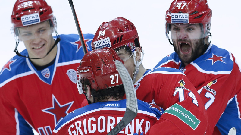 Igors Grigorenko saņem komandas biedru apsveikumus pēc vārtu guvuma 
Foto: Itar-Tass/Scanpix