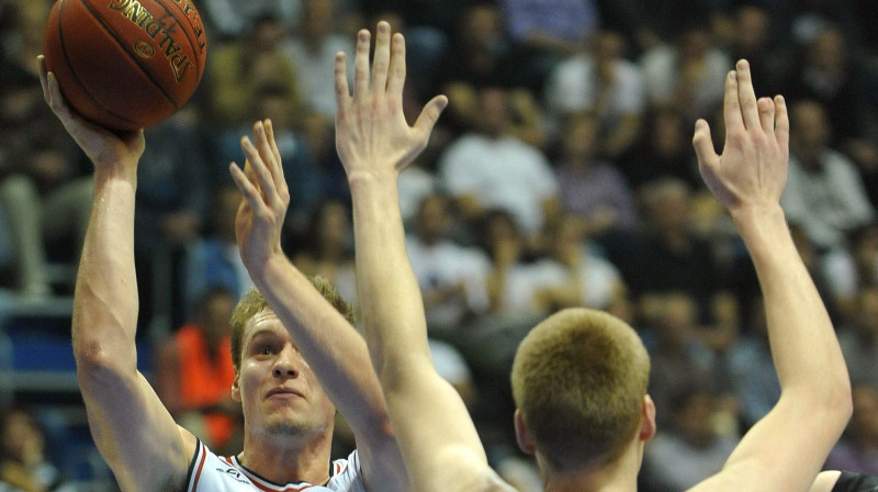 Dāvis Bertāns 2012. gadā, Eirolīgas spēlē pret Jāņa Blūma pārstāvēto Viļņas klubu "Lietuvos rytas"
Foto: AFP/Scanpix