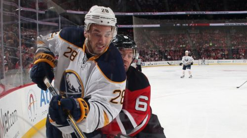 Zemgus Girgensons spēlē pret "Devils"
Foto: AFP/Scanpix