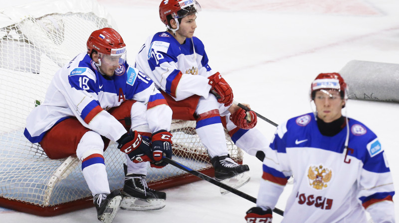 Pāvels Bučņevičs (pa kreisi) pēc zaudējuma U20 PČ finālā 
Foto: ITAR-TASS / Scanpix