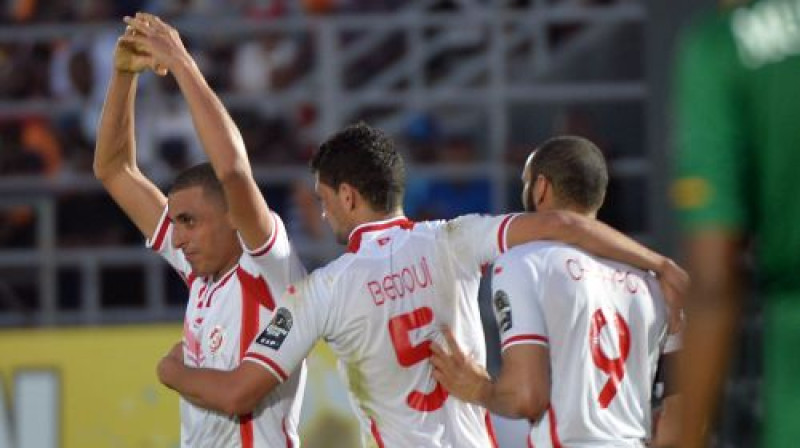 Tunisijas futbolisti izbauda uzvaras vārtu guvumu
Foto: AFP/Scanpix