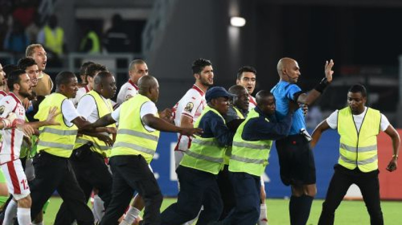 Apsardze cenšas pasargāt tiesnesi no saniknotajiem Tunisijas futbolistiem
Foto: AFP/Scanpix