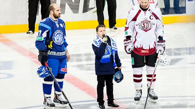 Latvijas himnu izpilda akls baltkrievu zēns 
Foto: hcdinamo.by
