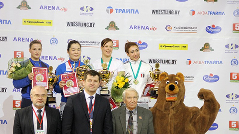 Laura Skujiņa uz pjedestāla Minskā 
Foto: wrestling.by