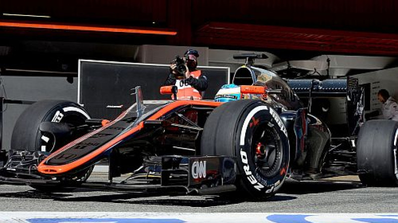 Fernando Alonso pie "McLaren" stūres
Foto: Pirelli/Colombo