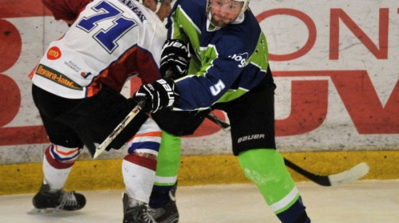 Vienīgo vārtu autors Māris Miezis (#71) pret Andreju Lavrenovu
Foto: Romāns Kokšarovs/F64