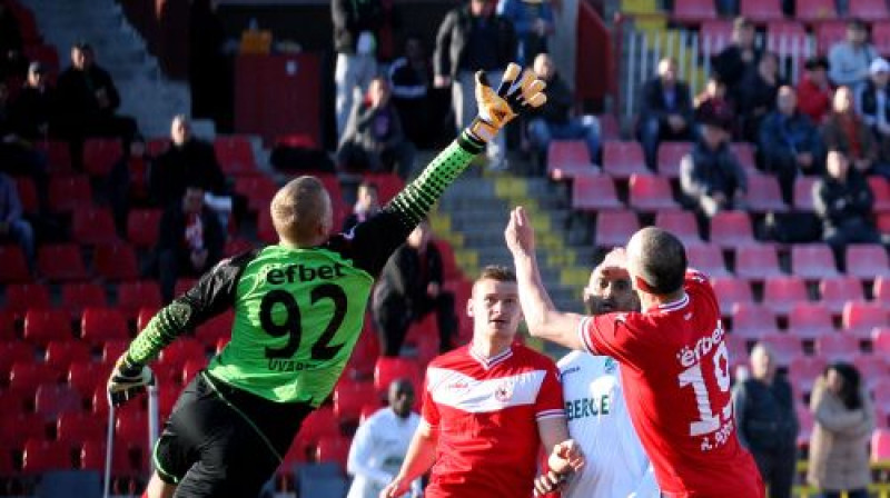 Maksims Uvarenko slaidā lēcienā novērš briesmas CSKA vārtu priekšā
Foto: Sportal.bg