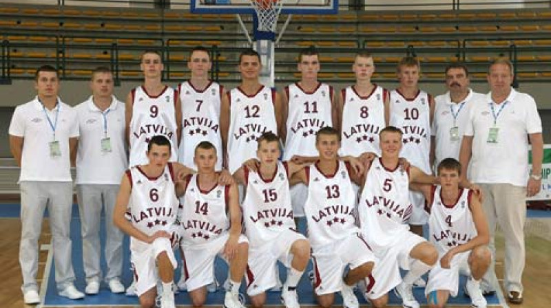 Raitis Silarājs (otrajā rindā otrais no labās puses) bijis arī U16 izlases galvenais treneris.
foto: www.fibaeurope.com