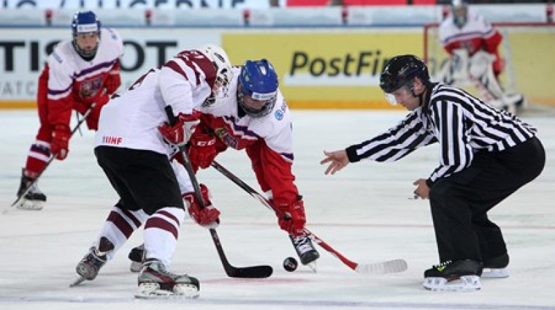 Emīls Ezītis iemetienā
Foto: Francois Laplante/HHOF-IIHF Images