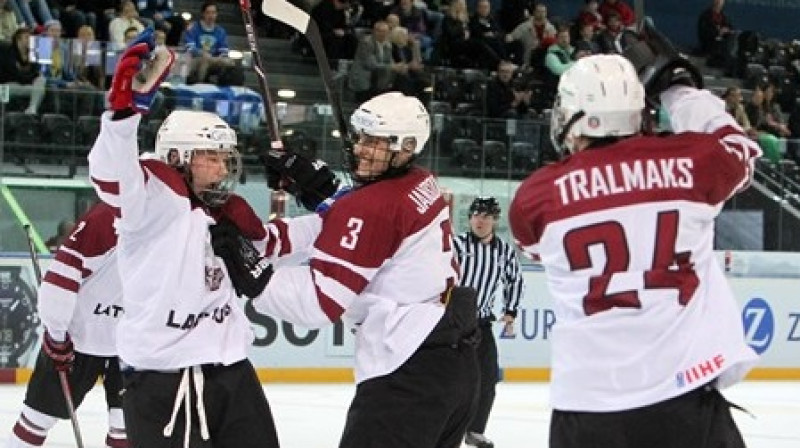 Rihards Puide, Gvido Jansons un Eduards Tralmaks
Foto: Francois Laplante/HHOF-IIHF Images