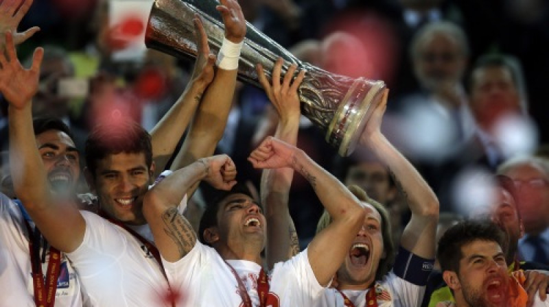 "Sevilla" ar Eiropas līgas trofeju
Foto: AP/Scanpix