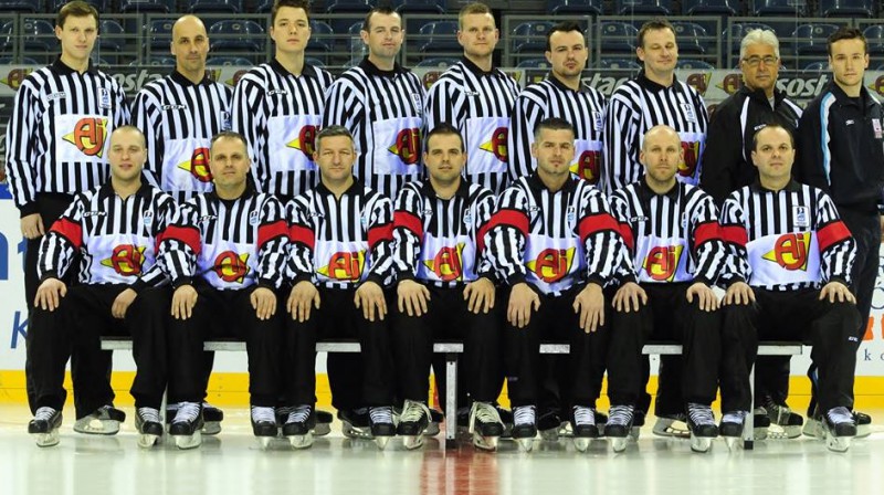 Andris Ansons (pirmais no kreisās pirmajā rindā) 
Foto: IIHF