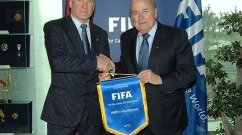 Guntis Indriksons un Zeps Blaters 2012. gadā Cīrihē
Foto: Fifa.com