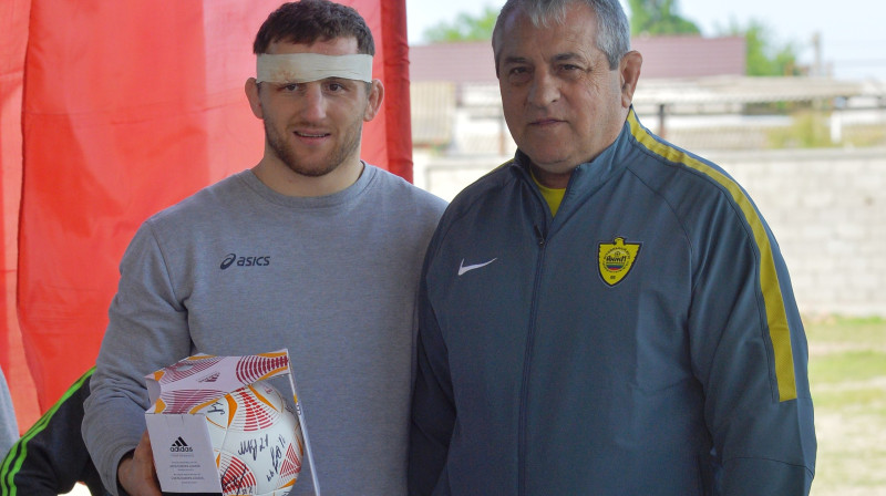 Armands Zvirbulis saņem "Anzhi" futbola bumbu
Foto: wrestdag.ru