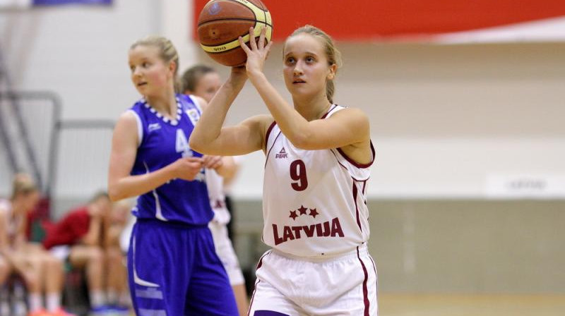 Kristiāna Rikveile un Latvijas U18 izlase: pirmā uzvara Baltijas kausa izcīņā.
Foto: basket.ee