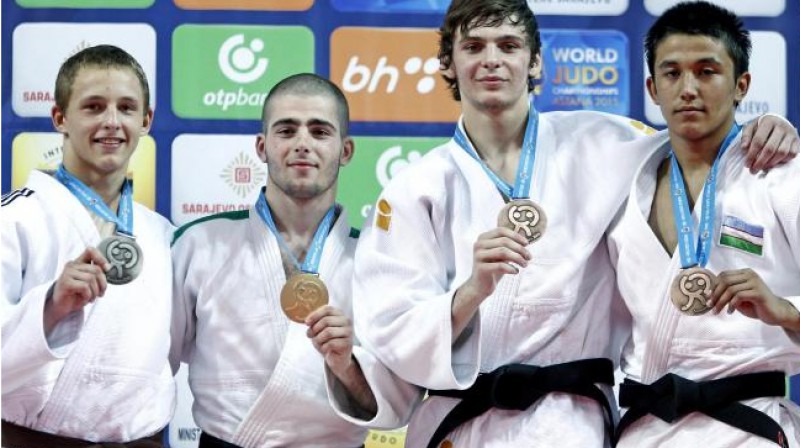 Ņikita Duinovs (pa kreisi) uz pjedestāla PČ
Foto: ijf.org