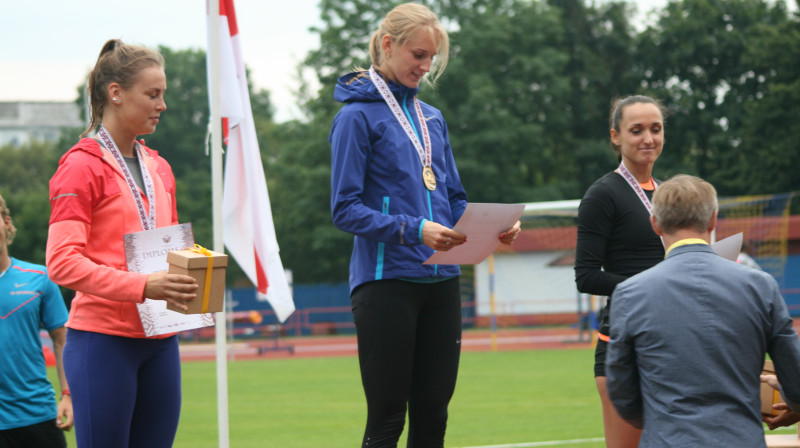 Gunta Latiševa-Čudare (centrā) 
Foto: Olga Gavare, lat-athletics.lv