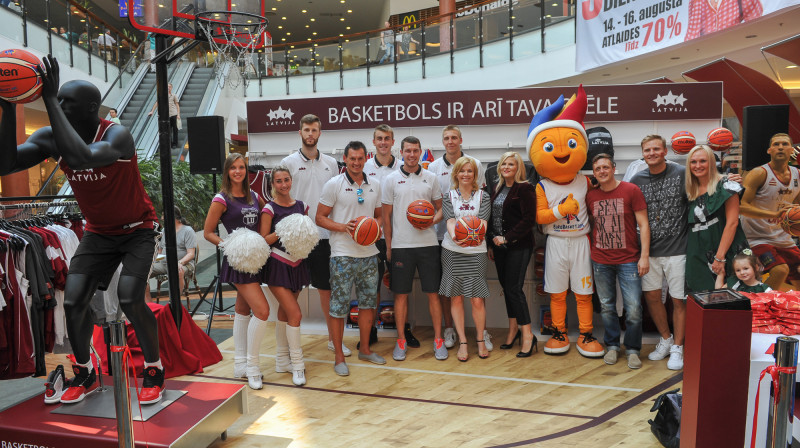 Latvijas valstsvienības SPORTLAND fanu zonas atklāšana tirdzniecības centrā "Spice".
Foto: Aivars Liepiņš