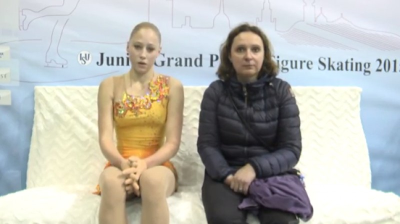 Diāna Ņikitina un trenere Jūlija Kuļibanova 
Foto: ISU Junior Grand Prix
