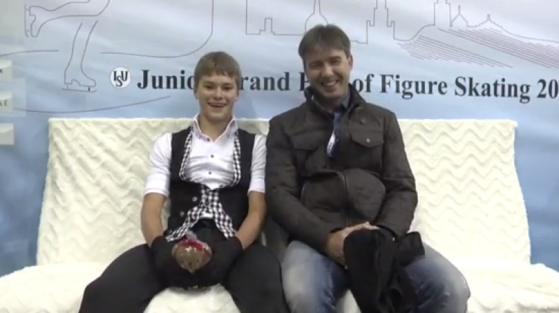 Deniss Vasiļjevs un treneris Aleksejs Urmanovs 
Foto: ISU Junior Grand Prix