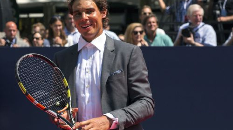 Rafaels Nadals smaidīgs pirms turnīra notikušajā reklāmas pasākumā. Vai Rafa smaidīs arī kortā?
Foto: Reuters/Scanpix