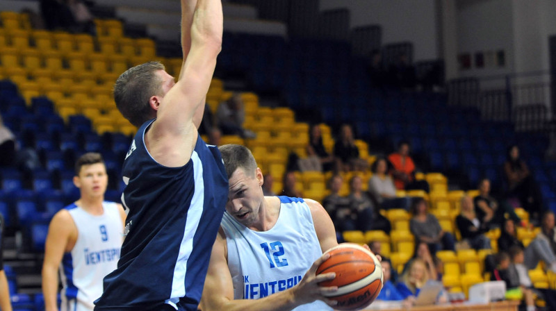 Komandas jaunieguvums Andrejs Šeļakovs sezonu iesācis ar double-double - 12 punktiem un 12 izcīnītajām atlēkušajām bumbām.
foto: www.bkventspils.lv