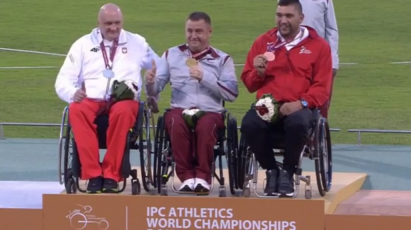 Aigars Apinis uz pjedestāla Dohā 
Foto: Paralympic Sport TV