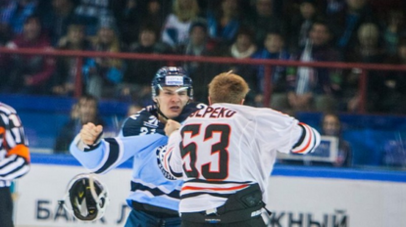 Vitālijs Meņšikovs vs. Deniss Tolpeko
Foto: hcsibir.ru