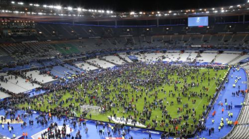 Parīzes stadiona laukumā izgājušie līdzjutēji
Foto: AP/Scanpix