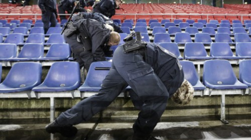 Kārtībsargi pārmeklē Hannoveres stadionu
Foto: AP/Scanpix