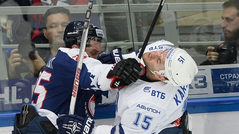 Mārtiņš Karsums (#15) cīnās ar ņižņijnogorodieti 
Foto: hctorpedo.ru