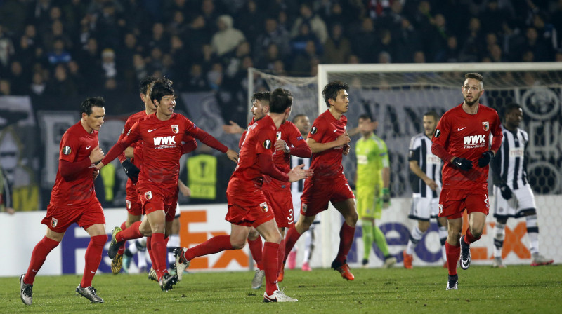 "Augsburg" futbolisti priecājas par gūtajiem vārtiem Belgradā. 
Foto: AP/Scanpix