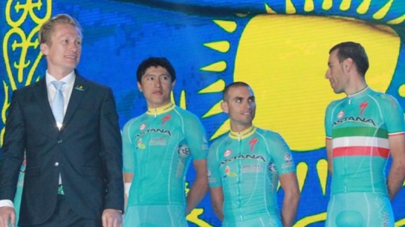 Astanas jaunās komandas prezentācija: Aleksandrs Vinokurovs (pa kreisi), Vinčenco Nibali (pa labi) 
Foto: velolive.com / vk.com/astana_proteam