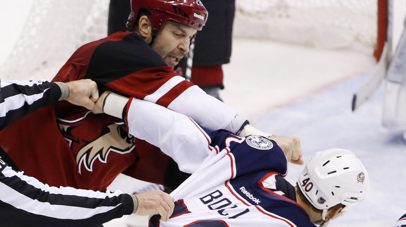 Džons Skots savā pagaidām vienīgajā sezonas kautiņā pārmāca "Blue Jackets" kausli Džeredu Bolu 
Foto: AP/Scanpix