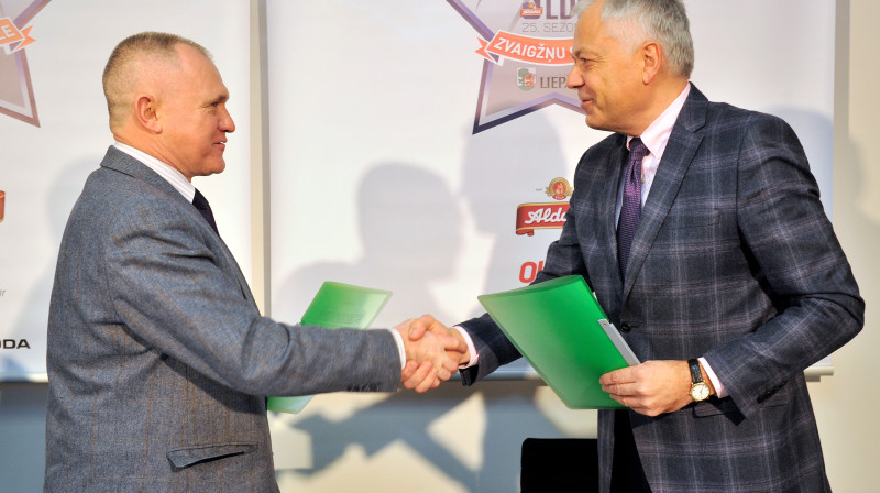 LBS prezidents Valdis Voins un Liepājas domes priekšsēdētājs Uldis Sesks parakstīja līgumu par Aldaris LBL Zvaigžņu spēles'2016 rīkošanu.
Foto: basket.lv