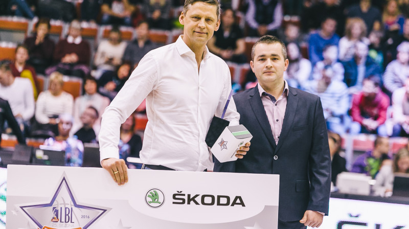 Škoda Treneru konkursa uzvarētāju Kārli Muižnieku apbalvoja SD Autocentrs vadītājs Māris Golovanovs.
Foto: Mikus Kļaviņš