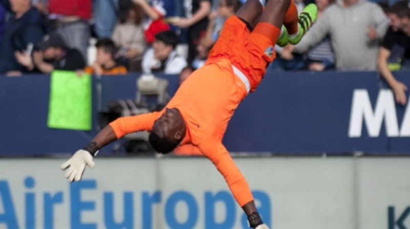 "Malaga" vārtsargs Karloss Kameni pie 0:1 atvairīja Krištianu Ronaldu pendeli, bet šādi līksmoja, kad komandas biedrs rezultātu izlīdzināja
Foto: AP/Scanpix