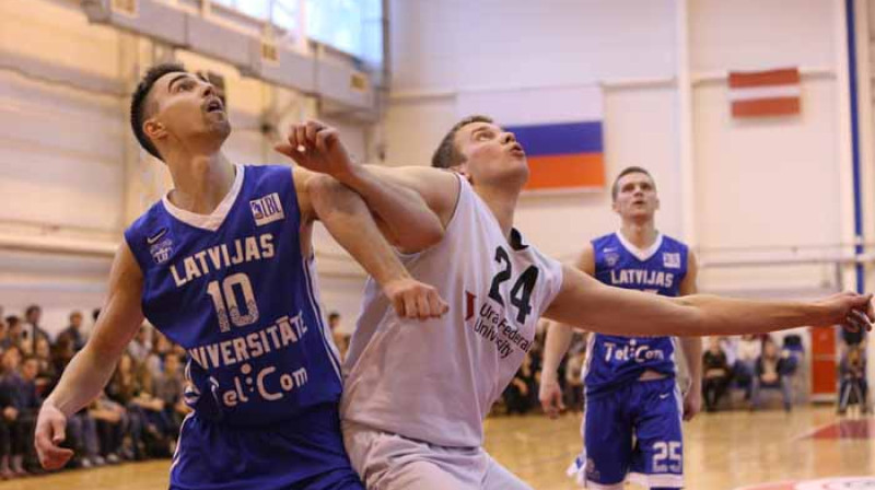 Roberts Krūmiņš cīņā pret UFU studentiem.
Foto: ISBL-basket.com