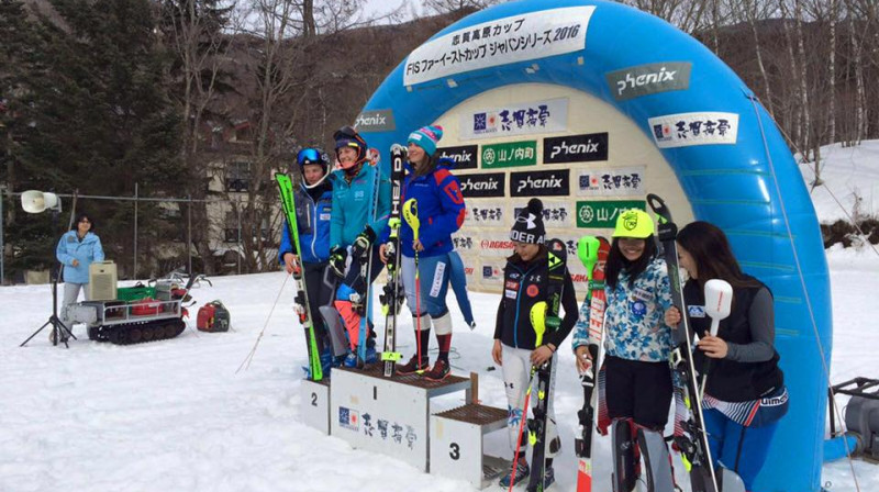 L.Gasūna (pirmā no kreisās uz pjedestāla 2.pakāpiena). Foto no sportistes personīgā arhīva.