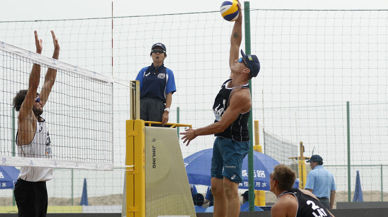 Mārtiņš Pļaviņš pret Benu Sekstonu
Foto: FIVB