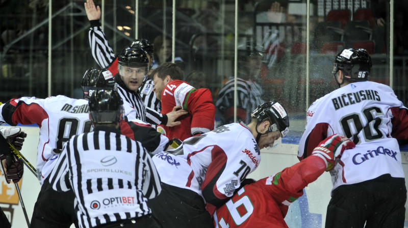 Abas komandas kopā nopelnīja 178 soda minūtes
Foto: Romāns Kokšarovs, Sporta Avīze, f64