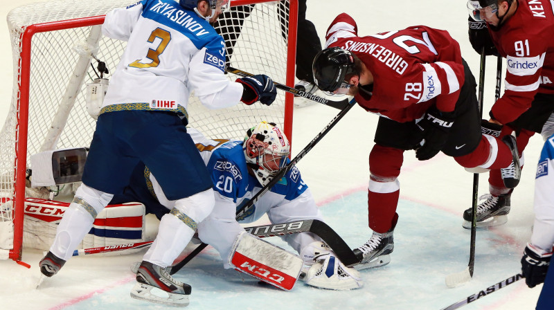 Zemgus Girgensons un Ronalds Ķēniņš apdraud Kazahstānas vārtus
Foto: TASS/Scanpix