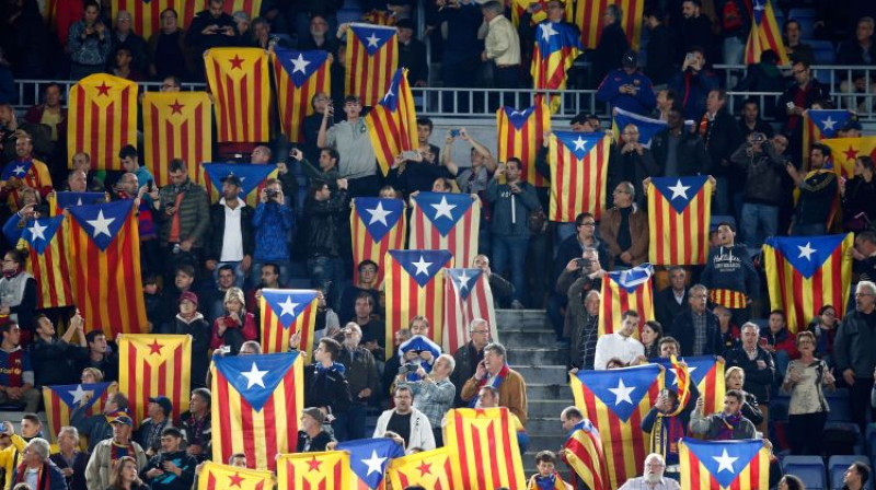 "Barcelona" līdzjutēji ar Katalonijas neatkarības karogiem tribīnēs
Foto: AP/Scanpix