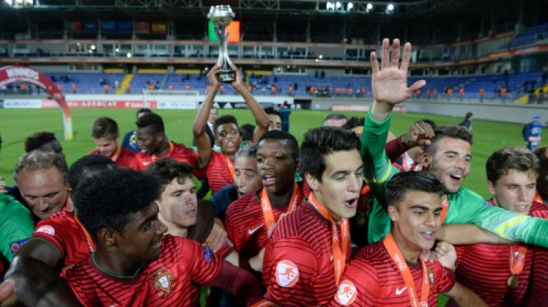 Portugāles U17 izlase ar izcīnīto kausu
Foto: AFP/Scanpix